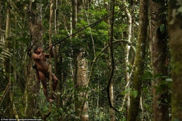 Амазонские охотники на обезьян: шокирующие фото из жизни племени Гуарани