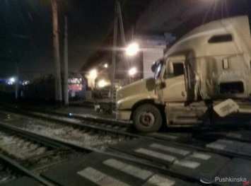 Ночная авария в порту: поезд столкнулся с грузовиком