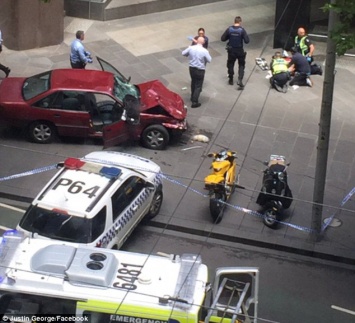 Число погибших при наезде машины на толпу в Мельбурне возросло до четырех