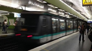 В метро Парижа неизвестный с ножом напал на пассажиров