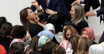 В турецком парламенте подрались женщины-депутатки, есть пострадавшие
