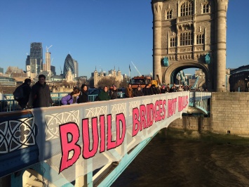 Британские активисты посоветовали Трампу строить мосты, а не стены