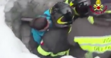 Опубликовано видео спасения женщины и ребенка из накрытого лавиной отеля в Италии