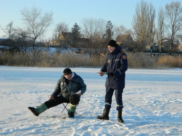 На Днепропетровщине спасатели обучали рыбаков безопасности