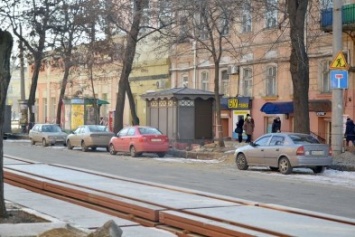 Автохамы стали парковаться на Преображенской, про ремонт которой забыли у Труханова (ФОТО)