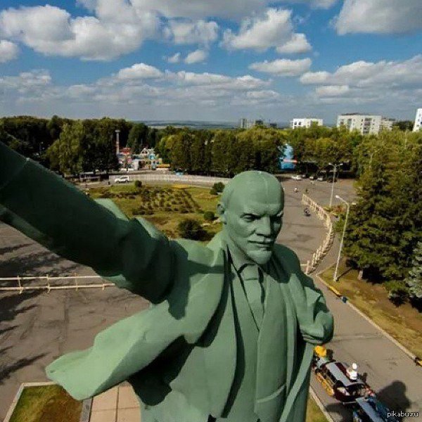 В России коммунисты устроили массовый флешмоб "Селфи с Лениным"
