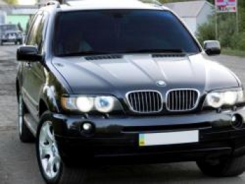 Киевлянин на BMW Х5 заправился на 1700 грн и удрал с винницкой АЗС