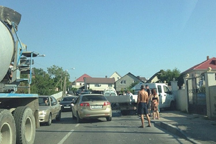 ДТП в Новороссийске: Бетономешалка протаранила 6 машин и врезалась в дом