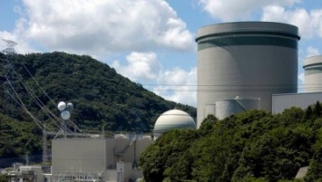 В Японии 112-метровый строительный кран упал на АЭС "Такахама"