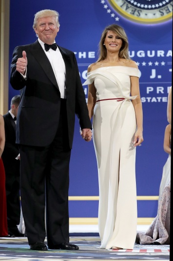 Мелания Трамп в платье Herv? Pierre на инаугурационном балу