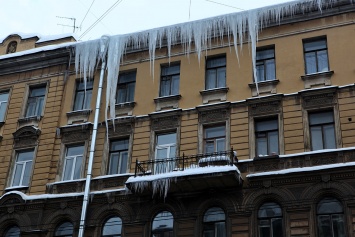 Неубранный снег и сосульки на крышах: как найти и наказать виновного