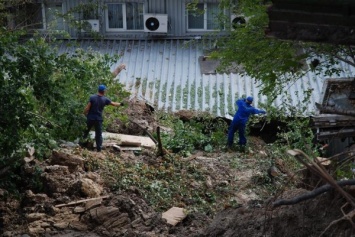Оползень оставил под завалами частично обрушившегося отеля в Китае 12 человек