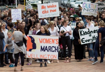 "Дерись, как девочка". Феминистки вышли на марш протеста против Трампа