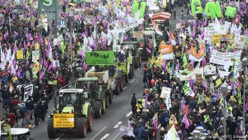 Тысячи демонстрантов в Берлине потребовали изменить агрополитику