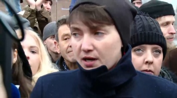 Надежде Савченко не дали выступить на Майдане