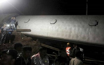В Индии поезд сошел с рельсов: более 10 погибших