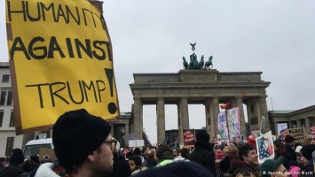 В ФРГ протестуют против президента США: "Трамп - не берлинец"
