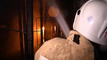 В крымском поселке из загоревшегося ночью дома эвакуировали жильцов