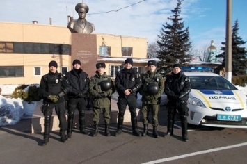 Нацгвардейцы, задержавшие грабителя, получили награды от патрульной полиции