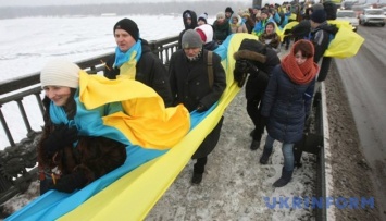 В Киеве на мосту Патона развернули 30-метровый флаг Украины