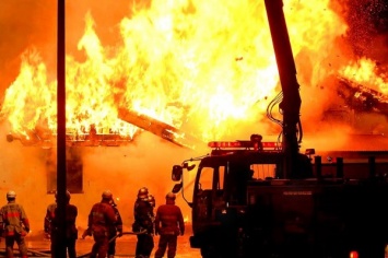 В Японии загорелся нефтеперерабатывающий завод