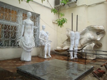 Москвичи хотят убрать выставку сюрреалистичных скульптур автора со двора