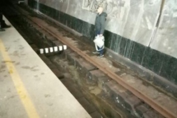 В Харькове человек упал на рельсы метро