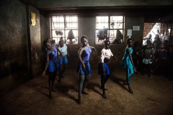 Балет в трущобах: потрясающие фото юных танцоров Кении