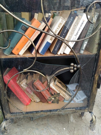 В Севастополе вандалы разбили шкафчик для буккроссинга
