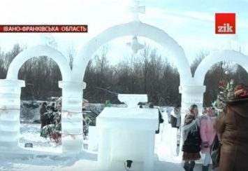 На Прикарпатье появился уникальный ледяной городок (Видео)