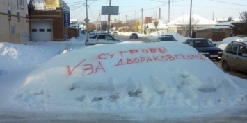 В Омске объявили о бесплатном приеме снега после нанесения фамилии мэра на сугробы