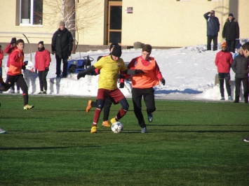 Криворожские футболисты продолжают сражения на зимних футбольных полях