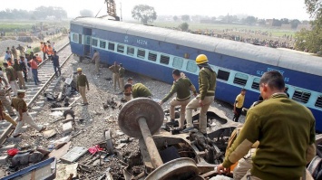 Крушение поезда в Индии: число жертв стремительно растет