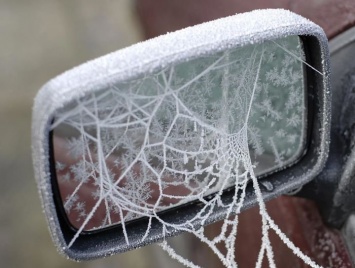 Мороз превращает автомобили в настоящие произведения искусства