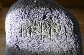 Написанное рунами «ругательство» на камне сбило с толку ученых