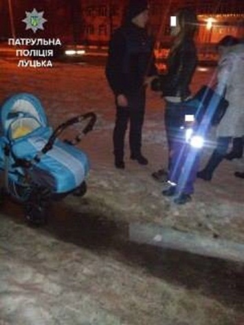 В Луцке пьянющая мать вывела во двор замерзать двух грудных детишек