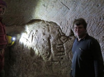 В Израиле спелеологи-любители обнаружили древние рисунки меноры и креста