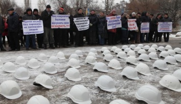 Энергетики принесли на пикет каски уволившихся сотрудников (Фото)