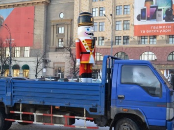 Праздник уходит: на площади Свободы демонтируют новогодний городок