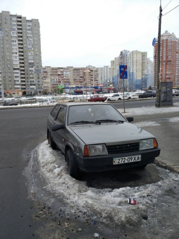 В Киеве ищут хозяина машины, который припарковался у дома на Троещине еще год назад