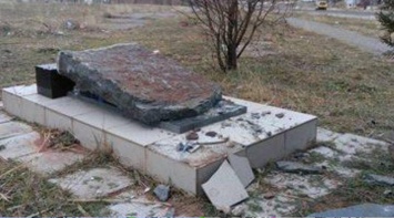 В Одесской обл. вандалы повредили Памятный знак жертвам Холокоста