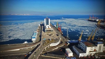 Одесский порт продолжает борьбу со льдом-«иммигрантом»