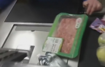 В киевском супермаркете продавали мясной фарш с червями