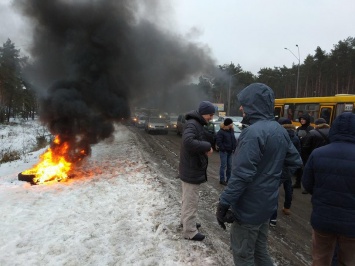 Из-за протестов и пылающих покрышек под Киевом заблокированы две международные трассы