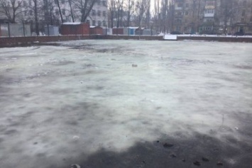 В центре Славянска заливают каток
