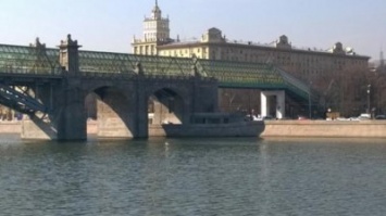 Рядом с Андреевским мостом в Москве заметили загадочный корабль