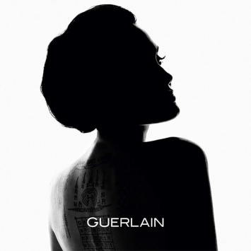 Джоли обнажилась, чтобы стать лицом нового парфюма от Guerlain