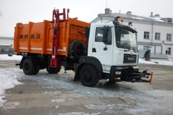 Кременчугские мусоровозы отправились в Львовскую область убирать мусор (ФОТО)