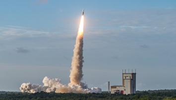 На космодроме Куру "Союз-СТ-Б" со спутником установили на стартовый стол