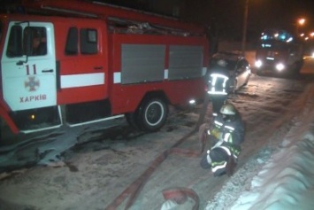 В Харькове спасатели тушили пожар два часа из-за горевшего растворителя (ФОТО)